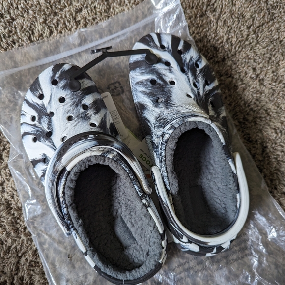 Fuzzy Crocs - Picture 1 of 4